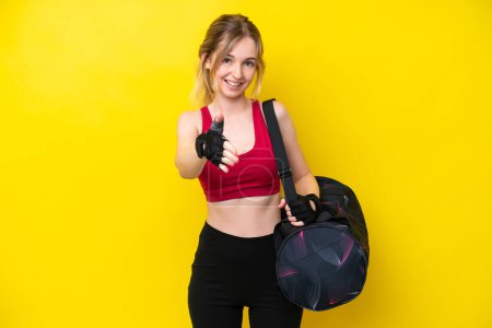 Foto de Mujer joven deporte caucásico con bolsa de deporte aislado fondo estrechando las manos para cerrar una buena oferta - Imagen libre de derechos
