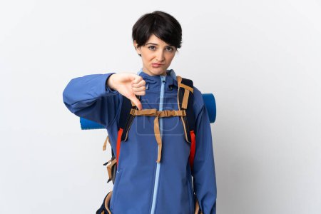 Téléchargez les photos : Femme alpiniste sur fond isolé montrant pouce vers le bas avec expression négative - en image libre de droit
