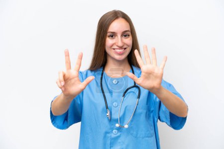 Foto de Joven enfermera sobre aislado sobre fondo blanco contando ocho con los dedos - Imagen libre de derechos