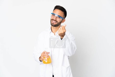 Téléchargez les photos : Jeune homme scientifique isolé sur fond blanc faisant geste d'argent - en image libre de droit