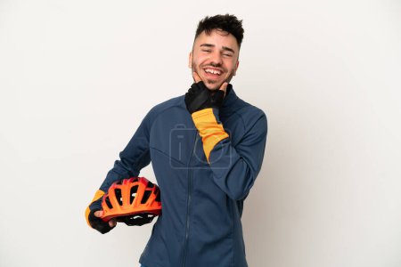 Téléchargez les photos : Jeune cycliste isolé sur fond blanc heureux et souriant - en image libre de droit