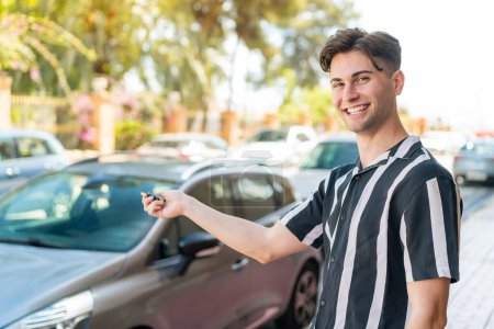 Téléchargez les photos : Jeune homme beau tenant des clés de voiture - en image libre de droit