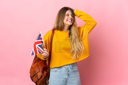 Téléchargez les photos : Jeune femme blonde tenant un drapeau du Royaume-Uni isolé sur fond blanc souriant beaucoup - en image libre de droit