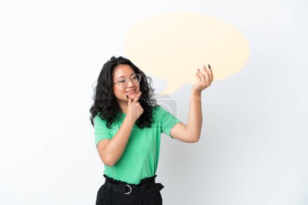 Téléchargez les photos : Jeune femme asiatique isolé sur fond blanc tenant une bulle de discours vide et le pointant - en image libre de droit