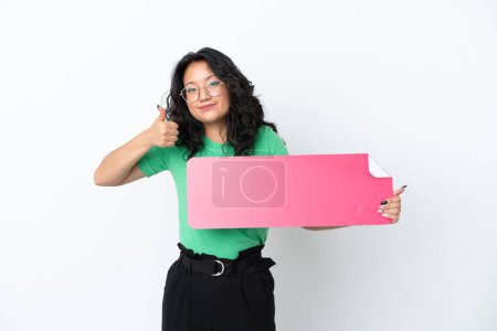 Foto de Joven asiática aislada sobre fondo blanco sosteniendo un cartel vacío con el pulgar hacia arriba - Imagen libre de derechos