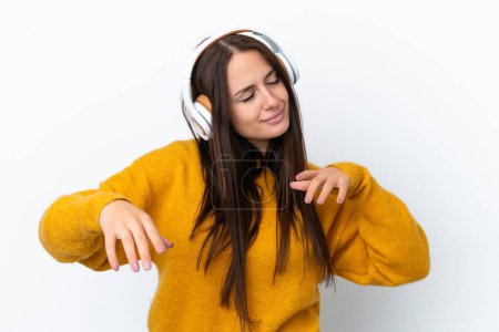 Téléchargez les photos : Jeune femme ukrainienne isolée sur fond blanc écouter de la musique et danser - en image libre de droit