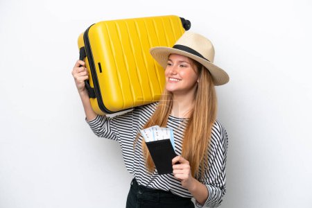 Téléchargez les photos : Jeune femme caucasienne isolée sur fond blanc en vacances avec valise et passeport - en image libre de droit