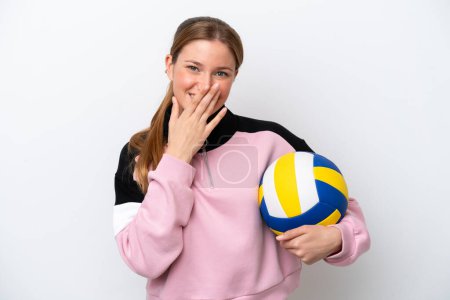 Téléchargez les photos : Jeune femme caucasienne jouant au volley isolé sur fond blanc bouche couverture heureuse et souriante avec la main - en image libre de droit