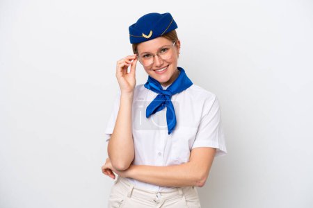 Foto de Azafata de avión mujer aislada sobre fondo blanco con gafas y feliz - Imagen libre de derechos