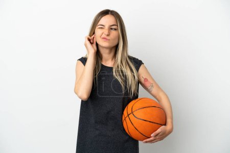 Téléchargez les photos : Jeune femme jouant au basket sur un mur blanc isolé frustré et couvrant les oreilles - en image libre de droit