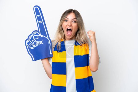 Téléchargez les photos : Jeune femme roumaine fan de sport femme isolée sur fond blanc célébrant une victoire en position gagnante - en image libre de droit