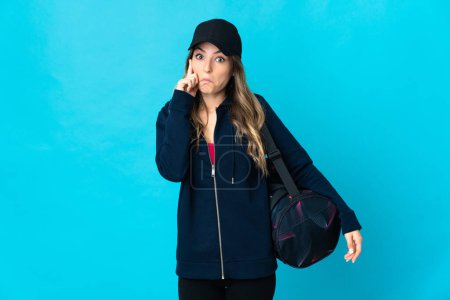 Photo for Young Romanian sport woman with sport bag isolated on blue background thinking an idea - Royalty Free Image