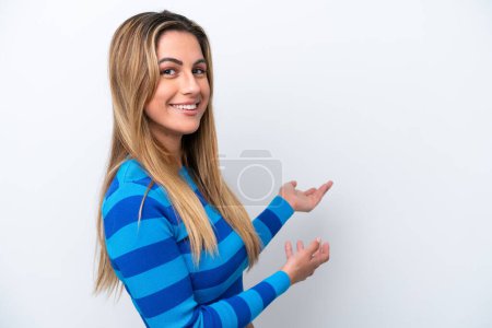 Téléchargez les photos : Jeune femme caucasienne isolée sur fond blanc étendant les mains sur le côté pour inviter à venir - en image libre de droit
