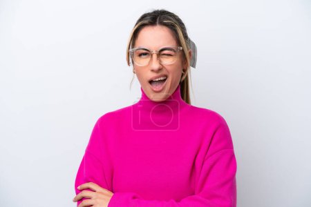 Téléchargez les photos : Jeune femme caucasienne isolée sur fond blanc Avec des lunettes et une expression heureuse - en image libre de droit