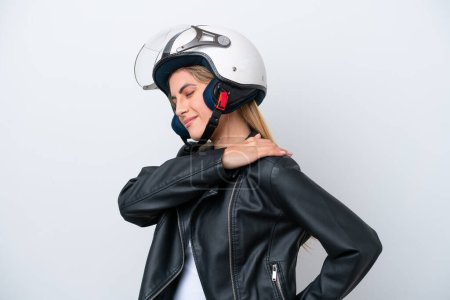 Téléchargez les photos : Jeune femme caucasienne avec un casque de moto isolé sur fond blanc souffrant de douleur à l'épaule pour avoir fait un effort - en image libre de droit