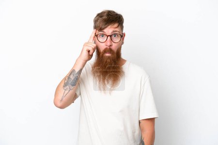 Téléchargez les photos : Rousse homme à longue barbe isolé sur fond blanc penser une idée - en image libre de droit