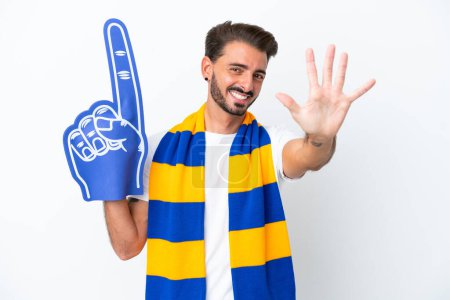Téléchargez les photos : Jeune fan de sport homme isolé sur fond blanc comptant cinq avec les doigts - en image libre de droit
