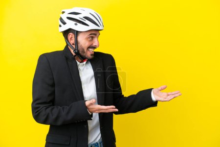 Foto de Hombre caucásico de negocios con un casco de bicicleta aislado sobre fondo amarillo con expresión facial sorpresa - Imagen libre de derechos