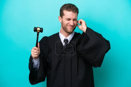 Foto de Juez caucásico hombre aislado sobre fondo azul frustrado y cubriendo oídos - Imagen libre de derechos