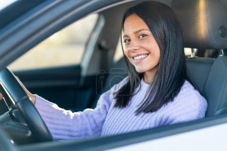 Téléchargez les photos : Jeune femme à l'extérieur à l'intérieur d'une voiture - en image libre de droit