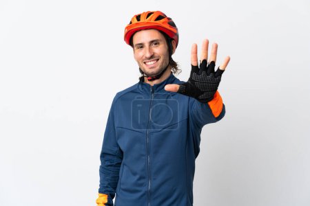 Téléchargez les photos : Jeune cycliste isolé sur fond blanc comptant cinq avec les doigts - en image libre de droit