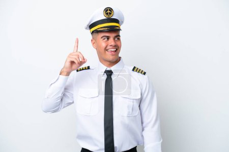 Téléchargez les photos : Pilote d'avion homme caucasien isolé sur fond blanc dans l'intention de réaliser la solution tout en levant le doigt - en image libre de droit