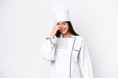 Foto de Joven chef brasileña aislada sobre fondo blanco riendo - Imagen libre de derechos