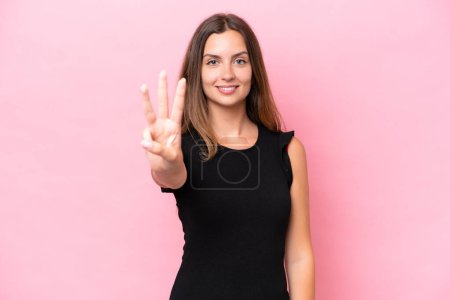 Téléchargez les photos : Jeune femme caucasienne isolée sur fond rose heureuse et comptant trois avec les doigts - en image libre de droit