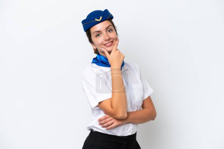 Téléchargez les photos : Avion hôtesse de l'air femme caucasienne isolé sur fond blanc sourire - en image libre de droit