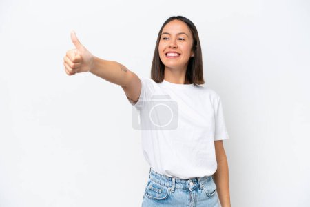 Foto de Mujer caucásica joven aislada sobre fondo blanco dando un gesto pulgar hacia arriba - Imagen libre de derechos