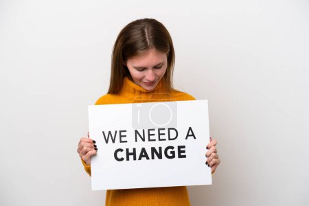 Téléchargez les photos : Jeune Anglaise isolée sur fond blanc tenant une pancarte avec du texte We Need a Change - en image libre de droit