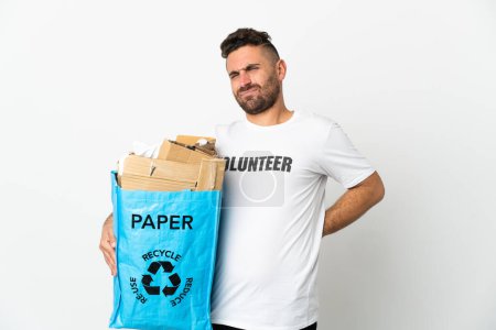 Téléchargez les photos : Homme caucasien tenant un sac de recyclage plein de papier à recycler isolé sur fond blanc souffrant de maux de dos pour avoir fait un effort - en image libre de droit
