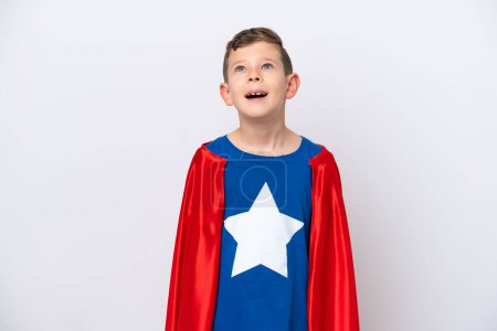 Téléchargez les photos : Super héros petit garçon isolé sur fond blanc riant - en image libre de droit