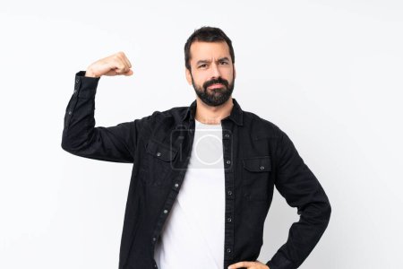 Téléchargez les photos : Jeune homme avec barbe sur fond blanc isolé faisant un geste fort - en image libre de droit