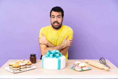 Téléchargez les photos : Homme dans une table avec un grand gâteau congélation - en image libre de droit