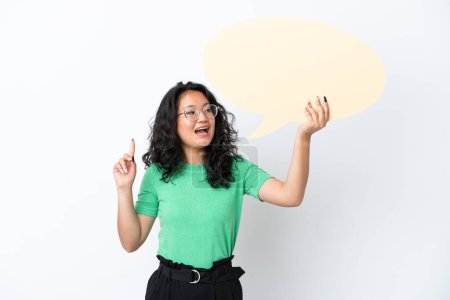 Téléchargez les photos : Jeune femme asiatique isolée sur fond blanc tenant une bulle de discours vide et pensant - en image libre de droit