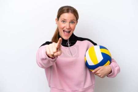 Téléchargez les photos : Jeune femme caucasienne jouant au volley isolé sur fond blanc surpris et pointant devant - en image libre de droit