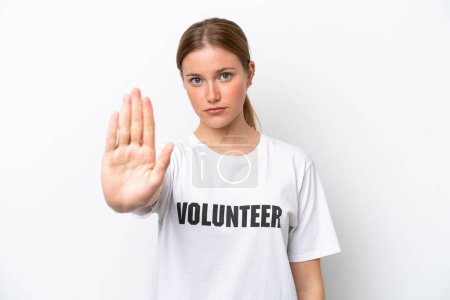 Téléchargez les photos : Jeune femme bénévole isolée sur fond blanc faisant geste d'arrêt - en image libre de droit