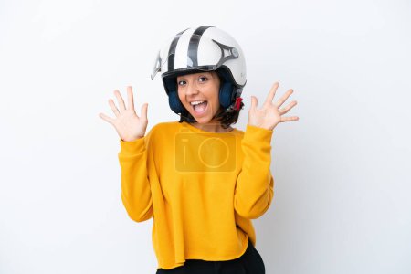 Téléchargez les photos : Femme avec un casque de moto comptant dix avec les doigts - en image libre de droit