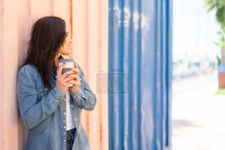 Foto de Mujer de mediana edad sosteniendo un café para llevar - Imagen libre de derechos