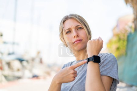 Foto de Mujer rubia joven al aire libre con reloj deportivo - Imagen libre de derechos