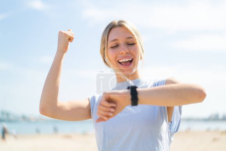 Téléchargez les photos : Jeune femme blonde en plein air faire du sport avec montre de sport - en image libre de droit