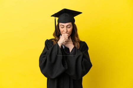 Téléchargez les photos : Diplômé universitaire d'âge moyen isolé sur fond jaune souffre de toux et se sent mal - en image libre de droit