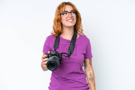 Téléchargez les photos : Jeune photographe femme caucasienne isolée sur fond blanc penser une idée tout en levant les yeux - en image libre de droit