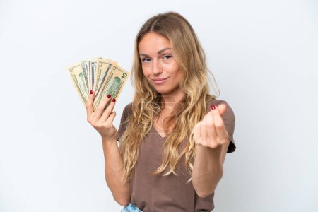 Foto de Joven mujer rusa tomando un montón de dinero aislado sobre fondo blanco haciendo gesto de dinero - Imagen libre de derechos