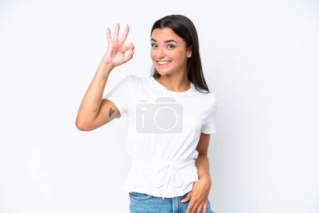 Téléchargez les photos : Jeune femme caucasienne isolée sur fond blanc montrant ok signe avec les doigts - en image libre de droit