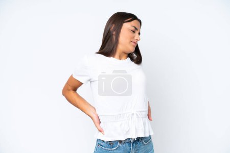Foto de Mujer caucásica joven aislada sobre fondo blanco que sufre de dolor de espalda por haber hecho un esfuerzo - Imagen libre de derechos