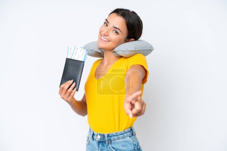 Téléchargez les photos : Femme avec oreiller de voyage gonflable sur fond isolé pointant devant avec expression heureuse - en image libre de droit