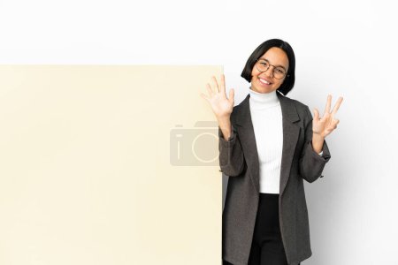 Foto de Joven mujer de raza mixta de negocios con una gran pancarta sobre fondo aislado contando ocho con los dedos - Imagen libre de derechos