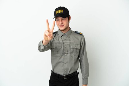 Foto de Joven hombre de seguridad ruso aislado sobre fondo blanco sonriendo y mostrando signo de victoria - Imagen libre de derechos